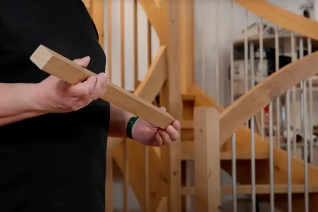 Quadratischer Handlauf wird in der Hand gehalten. Es Symbolisiert die Handlauf Höhe